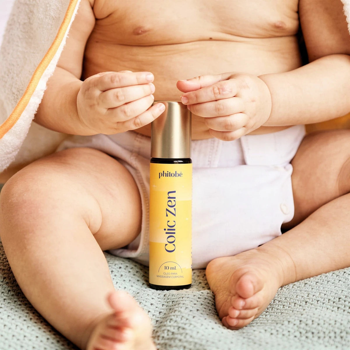 Barriguinha do bebê com o roll-on Colic Zen